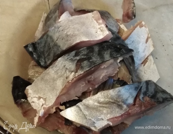 Нарезать порционными кусками. Сложить в посуду.