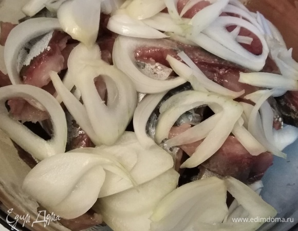 Нарезать лук. Выложить поверх рыбы.