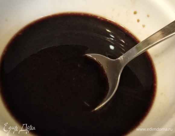 Приготовить маринад. Воду смешать с соевым соусом и лимонным соком. Добавить соль, сахар. Перемешать.