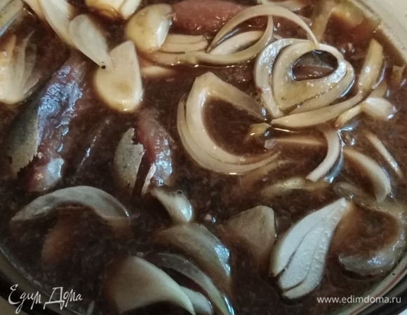 Залить рыбу полученным маринадом. Накрыть посуду крышкой. Оставить мариноваться на 30 минут.