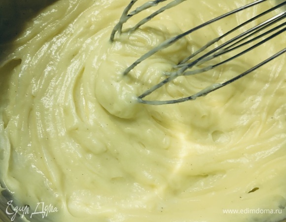 Вначале смесь станет жидкой, а затем загустеет. Как только увидите первые признаки закипания, сразу снимайте с огня.