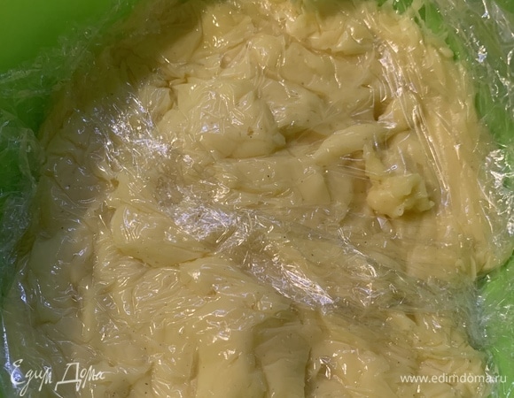 Перекладываем в другую посуду, накрываем пищевой пленкой в контакт с кремом и даем остыть.