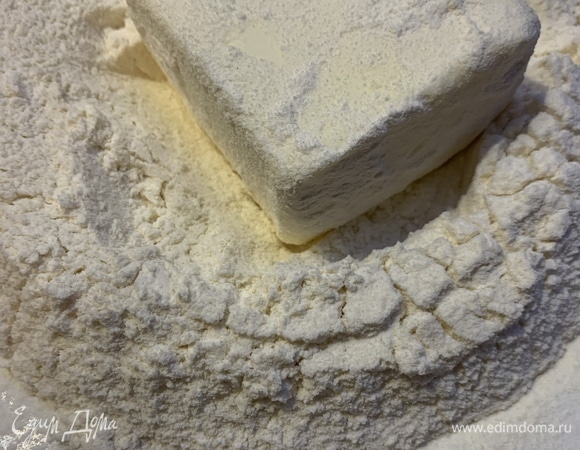 Пока остывает крем, делаем «коржи». Просеиваем муку на тарелку (в ней нужно будет обваливать кусок масла при натирании).