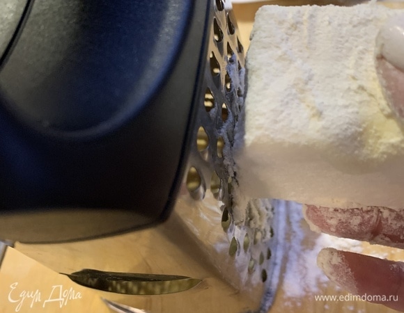 Холодное масло (сразу из холодильника) натираем на крупной терке, каждый раз обваливая в муке с каждой стороны.