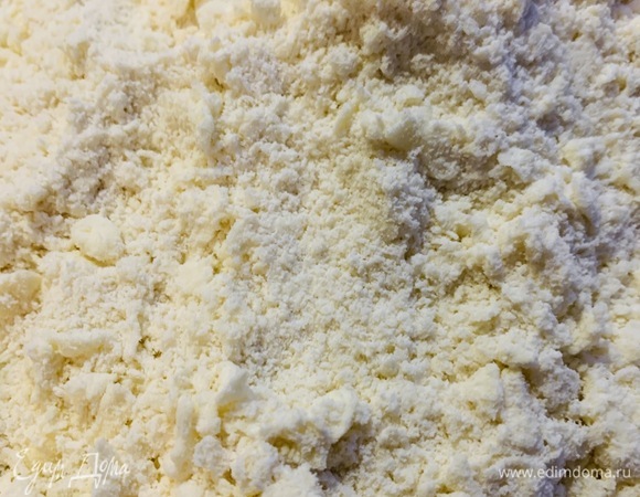 После того как масло натрем полностью, оставшуюся муку перемешиваем с сахаром, посыпаем поверх натертого масла и протираем сахарную муку с маслом между ладоней.