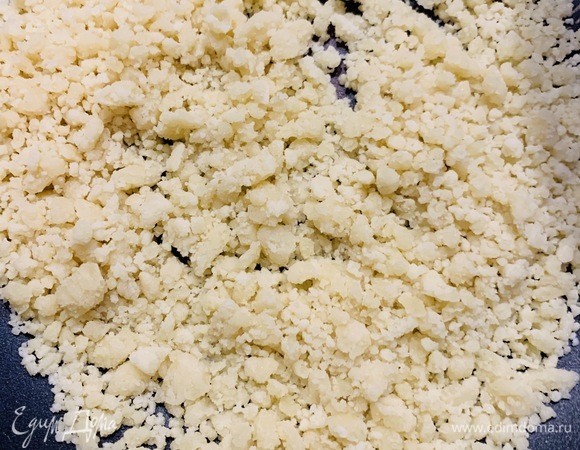 Делим смесь на три части и поочередно поджариваем крошку на сухой сковороде.