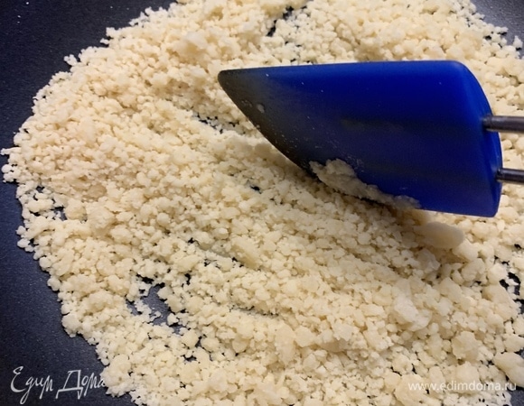 Постоянно перемешиваем и как-бы разрезаем лопаткой, которой перемешиваем. Крошка должна стать сухой и золотистой, как крошки печенья.