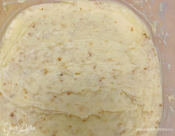 Даем немного остыть и собираем торт. На дно формы насыпаем крошку, сверху выкладываем понемногу крем (перед этим хорошенько перемешать), разравниваем, слегка надавливая и утрамбовывая.