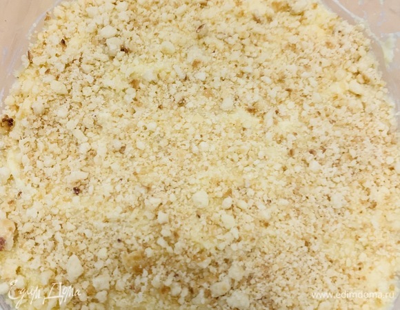 Затем — снова крошу, сверху — крем и так далее. Последним слоем будет крошка.