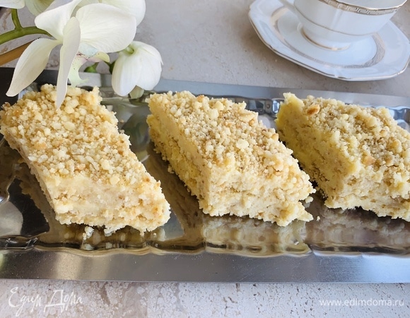 Отправляем торт пропитываться в холодильник на несколько часов, лучше на ночь.