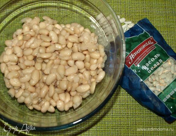 Идеально, если фасоль слегка разварится. Откинуть готовую фасоль в дуршлаг, дать стечь отвару. Не выливайте отвар, из него можно приготовить интересные веганские блюда.