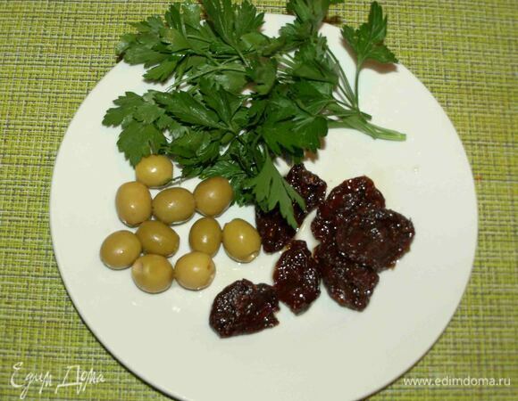 Петрушку промыть, дать стечь воде и мелко порубить. Томаты и оливки разрезать на несколько частей.