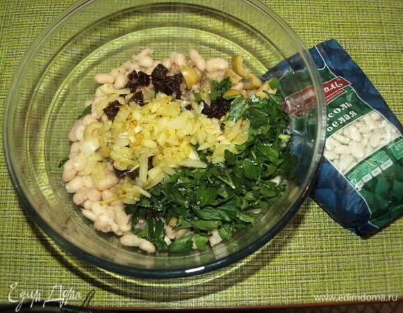 Лук с чесноком отправляем к остальным ингредиентам. Измельчаем погружным блендером.