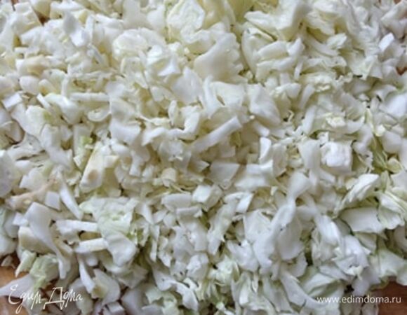 Сначала мелко шинкуем белокочанную капусту. Потом чуть крупнее пекинскую. Отставляем в сторону.