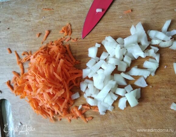 Мелко шинкуем лук и трем морковь на крупной терке. Мелко режем чеснок.