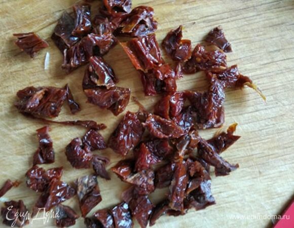 Нарезаем вяленые помидоры.