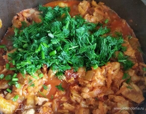 Добавляем вяленые помидоры и укроп. Жарим минут пять.