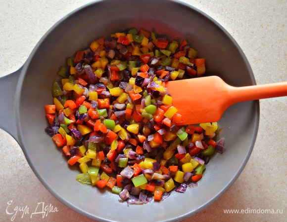 В сковороде на оливковом масле обжарьте до мягкости нарезанный мелкими кубиками красный лук. Добавьте нарезанный так же на небольшие кубики перец (по половине каждого цвета). Приправьте немного солью и обжаривайте 5–7 минут, периодически перемешивая. Приготовленные овощи соедините с рисом и ананасами. Хорошо перемешайте.