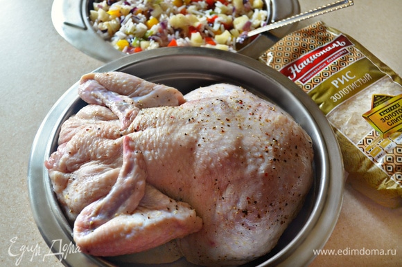 Курицу натрите снаружи и внутри солью и перцем. Нафаршируйте приготовленной начинкой.