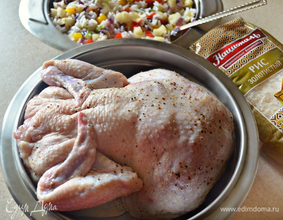 Курицу натрите снаружи и внутри солью и перцем. Нафаршируйте приготовленной начинкой.