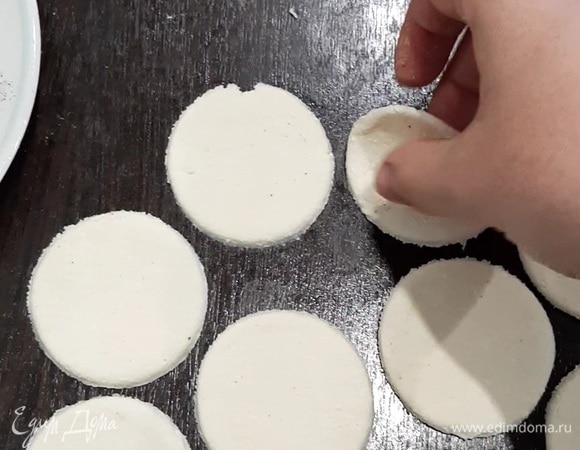 Тесто раскатать в тонкий пласт и с помощью стакана или стопки вырезать кружочки. Каждый кружочек обмануть в сахар с одной стороны, свернуть пополам, чтобы сахар был внутри, обмануть еще раз в сахар, опять свернуть пополам и последний раз обмануть в сахар. Выложить на противень сахаром вверх.