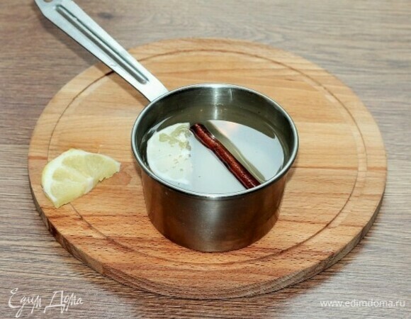 Приготовим сорбет. Наливаем в ковшик воду и добавляем сахар, перемешиваем и доводим до кипения. Затем добавляем лимонный сок, палочку ванили и кипятим на слабом огне еще 5 минут. Снимаем ковшик с плиты и накрываем крышкой, даем ему время остыть.