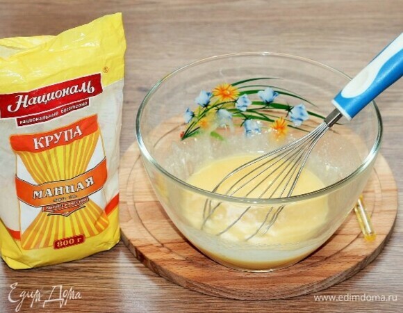 Приготовим тесто. Смешиваем в миске мягкое сливочное масло, растительное масло, йогурт (можно заменить на 10% кефир), манную крупу ТМ «Националь», цедру, ванилин и сахар.