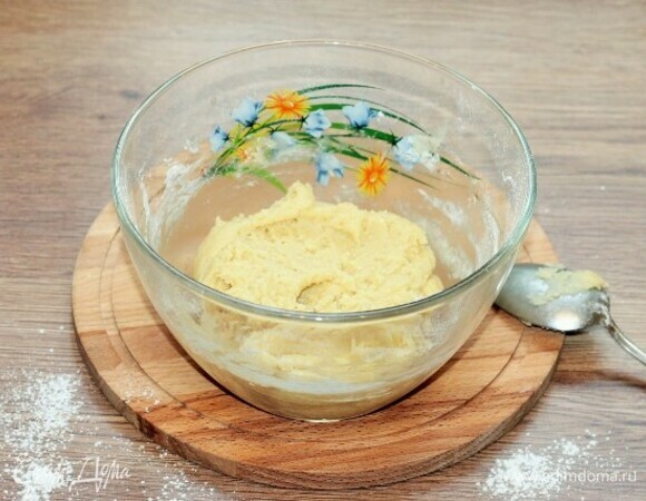 Получается мягкое, не липнущее к рукам тесто.