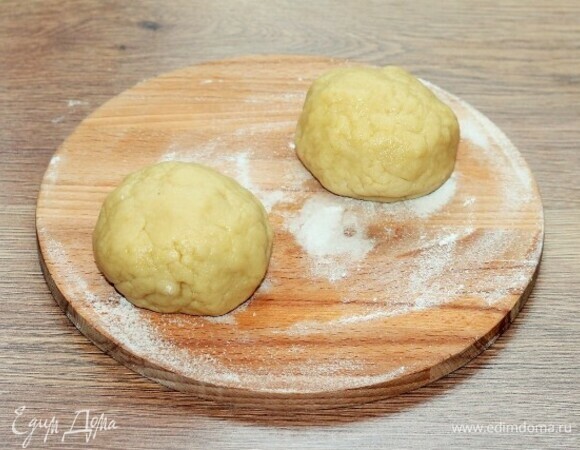 Делим тесто на 2 части и убираем в холодильник минут на 30.