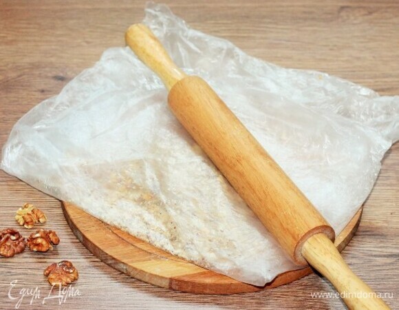 Приготовим начинку. Обжариваем орехи на сухой сковороде и измельчаем скалкой.
