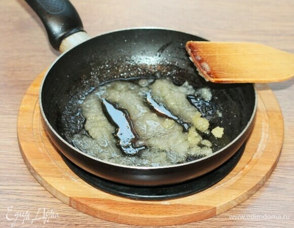 Растапливаем сливочное масло с сахаром.