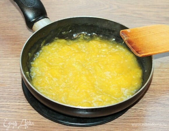 Смешиваем крахмал с водой (50 мл) и тонкой струйкой вливаем в сковороду, перемешиваем до небольшого загустения.