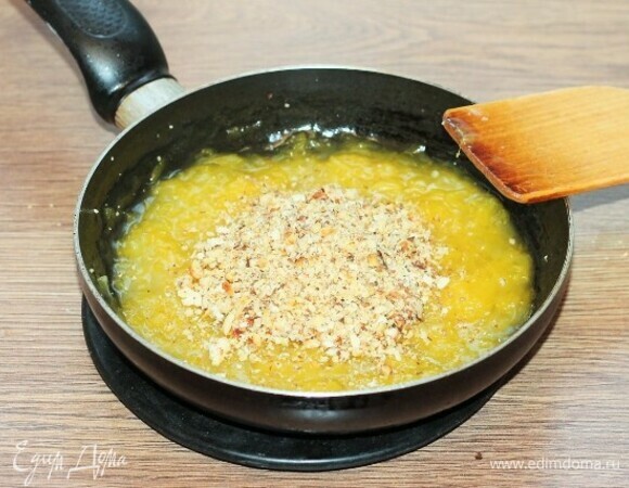 Снимаем сковороду с огня и добавляем орехи. Начинка готова!