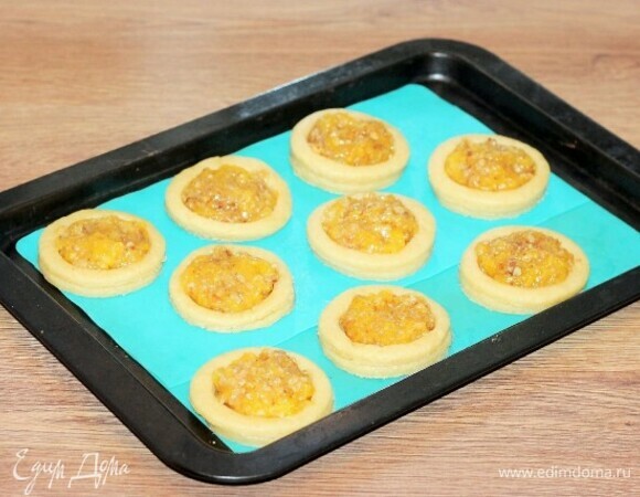 В гнезда выкладываем начинку.