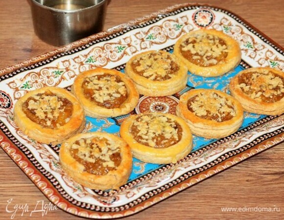 Затем достаем противень и поливаем сверху горячую выпечку охлажденным сорбетом. Даем время выпечке пропитаться и остыть. Остывшие гнездышки можно украсить кокосовой стружкой или сахарной пудрой.