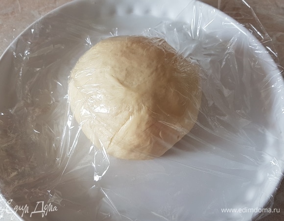 В теплом молоке размешать сахар и дрожжи, дать постоять минут пять. После этого добавить мягкое сливочное масло, соль и муку. Замесить эластичное мягкое тесто. Выложить сразу в форму, в которой будет выпекаться пирог. Накрыть пищевой пленкой и оставить подниматься на 1 час.