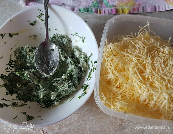 Пока поднимается тесто, можно приготовить начинку. Сыр натереть на мелкой терке. Укроп мелко нарезать, натереть чеснок. Растереть сливочное масло с укропом и чесноком, добавить по вкусу соль.