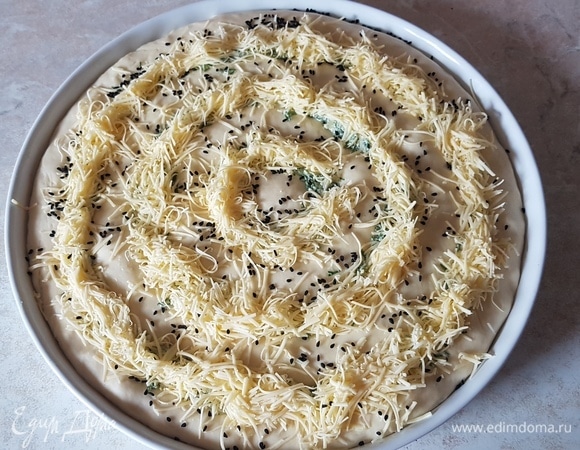 В каждую бороздку сначала выложить травяную начинку. Потом сверху выложить сыр. Выпекать 20 минут при температуре 200°C.