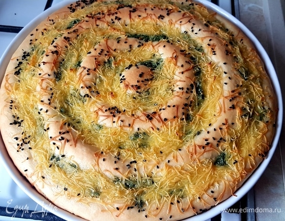 Готовому пирогу дать немного остыть, и можно приступать к дегустации.