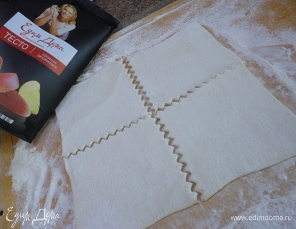 Размороженные пласты теста раскатайте и разрежьте каждый на 6 квадратов размером 10х10 см.