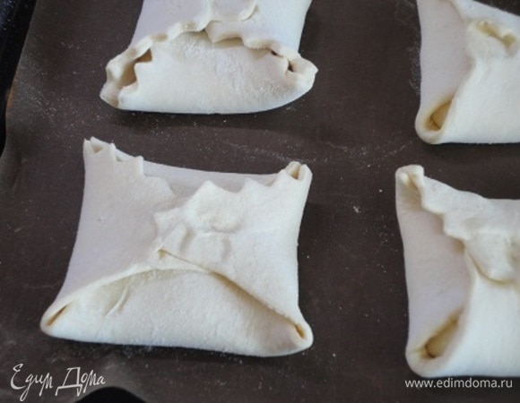 Оставьте на 15 минут. За это время духовка разогреется до 200°C.