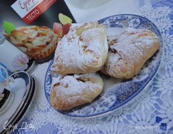 Выпекайте 20–25 минут. Дайте немного остыть и перед подачей посыпьте сахарной пудрой.