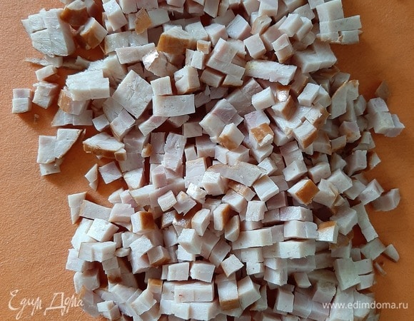 Вареную колбасу (у меня был варено-копченый куриный рулет) нарезать небольшими кубиками.