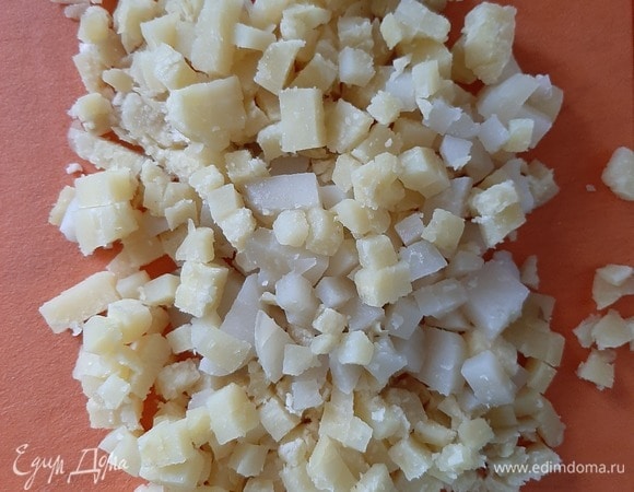 Картофель отварить и нарезать кубиками.
