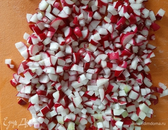 Редиску хорошо помыть, удалить хвостики и нарезать кубиками.