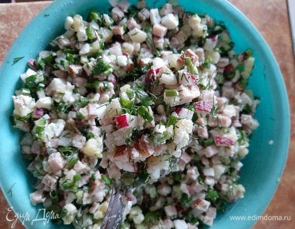 Все ингредиенты смешать, посолить, разложить по тарелочкам. Подавать можно со сметаной или майонезом. Залить квасом или кефиром по вашему вкусу. Приятного аппетита.