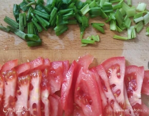 Помидоры нарезаем тонкими ломтиками. Шинкуем зеленый лук. Овощи подготовили. Рядом с плитой ставим все специи. Процесс приготовления занимает считанные минуты: нужно, чтобы все было под рукой.