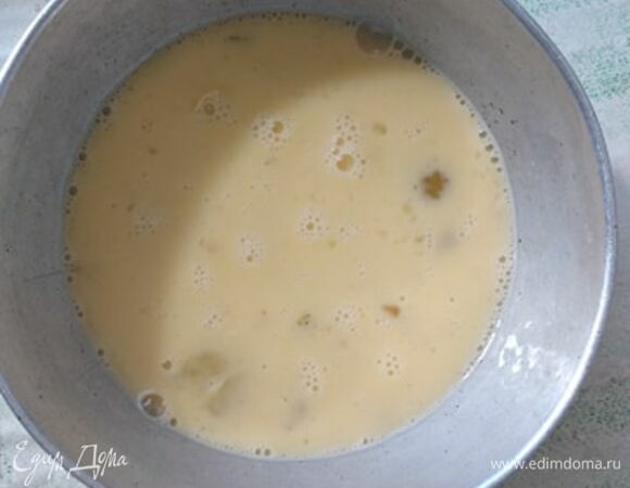 Яйца взбиваем венчиком.