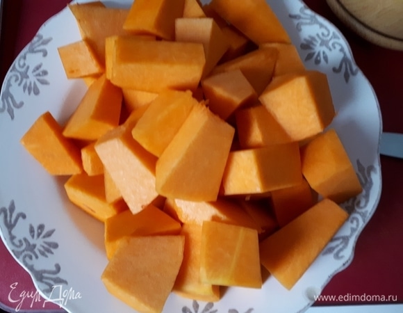 Нарежьте тыкву. Поставьте вариться картофель, фасоль и кукурузу. Можно использовать консервированную фасоль и кукурузу, но лучше, конечно, свежие продукты.