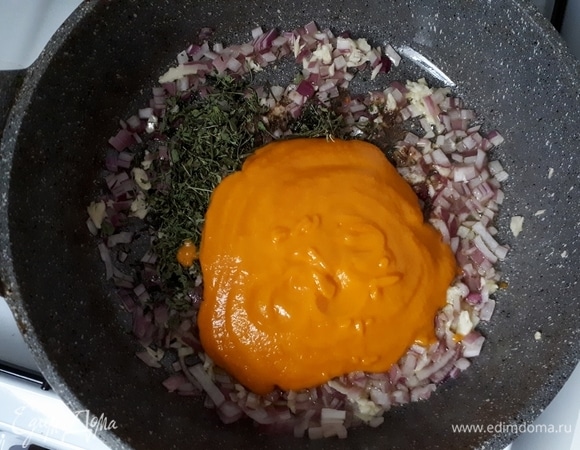 Нам понадобится сковорода с высоким бортиком или кастрюля. Нарежьте лук, раздавите чеснок и слегка обжарьте их. Затем добавьте специи и пюре желтого перца чили (aji amarillo). Перемешайте и оставьте на медленном огне на 5 минут.